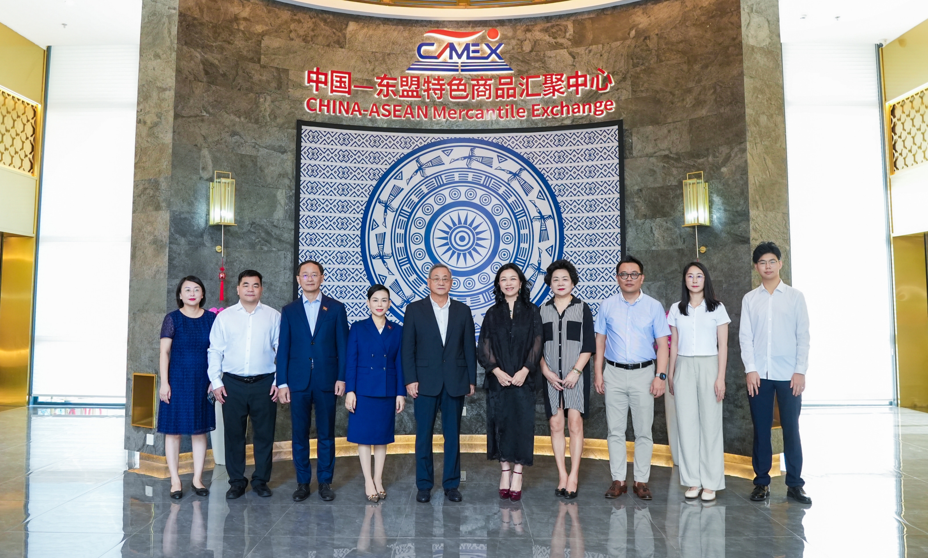 柬埔寨RCEP產(chǎn)業(yè)合作委員會(huì)及柬埔寨國(guó)際商會(huì)青年發(fā)展處一行到匯聚中心、水果交易中心參觀(guān)考察