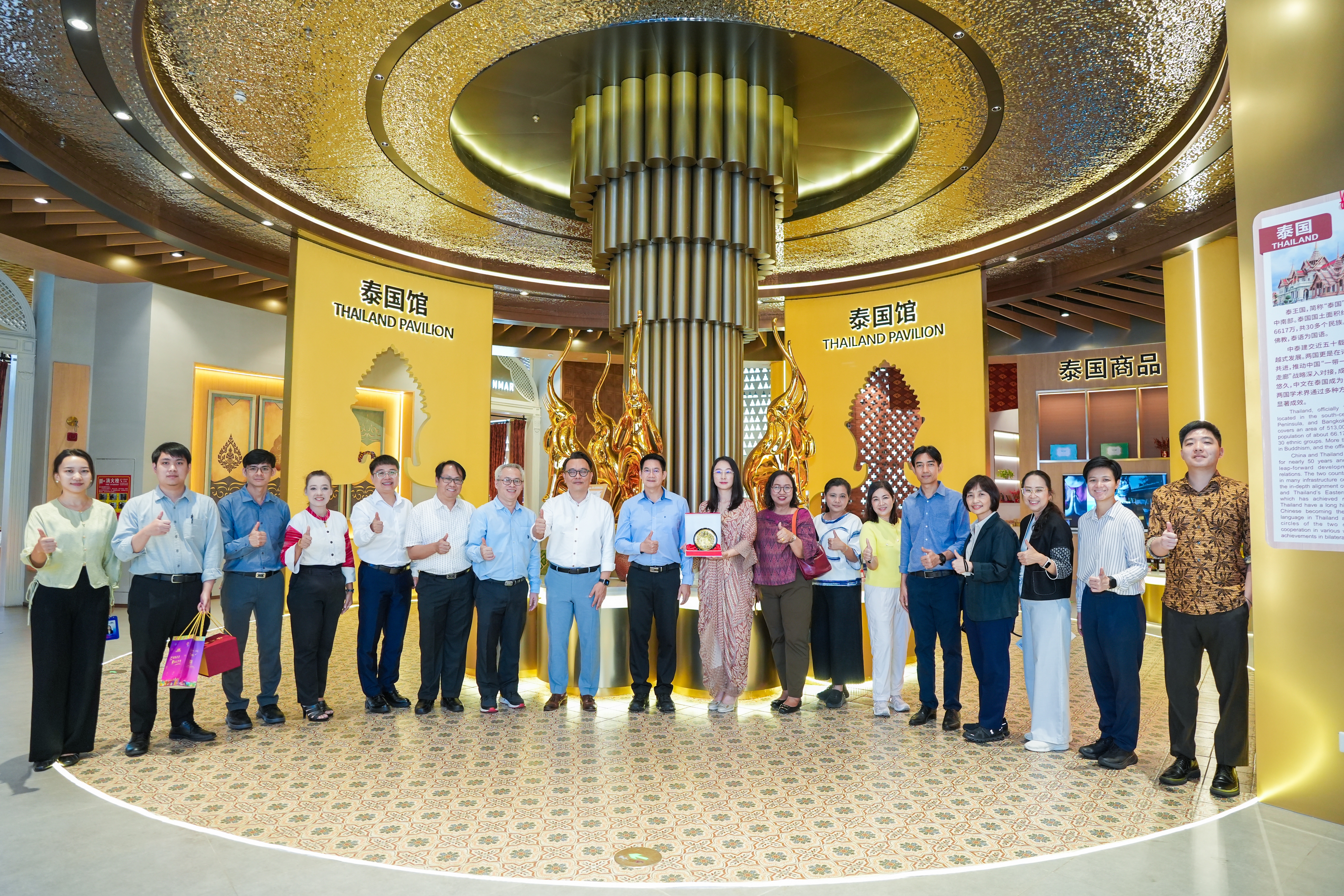 泰北經(jīng)濟(jì)領(lǐng)域公務(wù)員代表團(tuán)一行到中新物流園、匯聚中心參觀(guān)考察