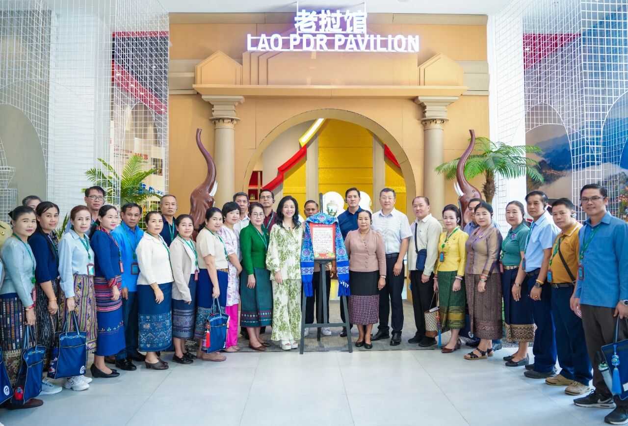 老撾建國(guó)陣線(xiàn)中央副主席、紀(jì)委書(shū)記希帕占&middot;南塔馮薩率團(tuán)到中新物流園、匯聚中心參觀(guān)考察